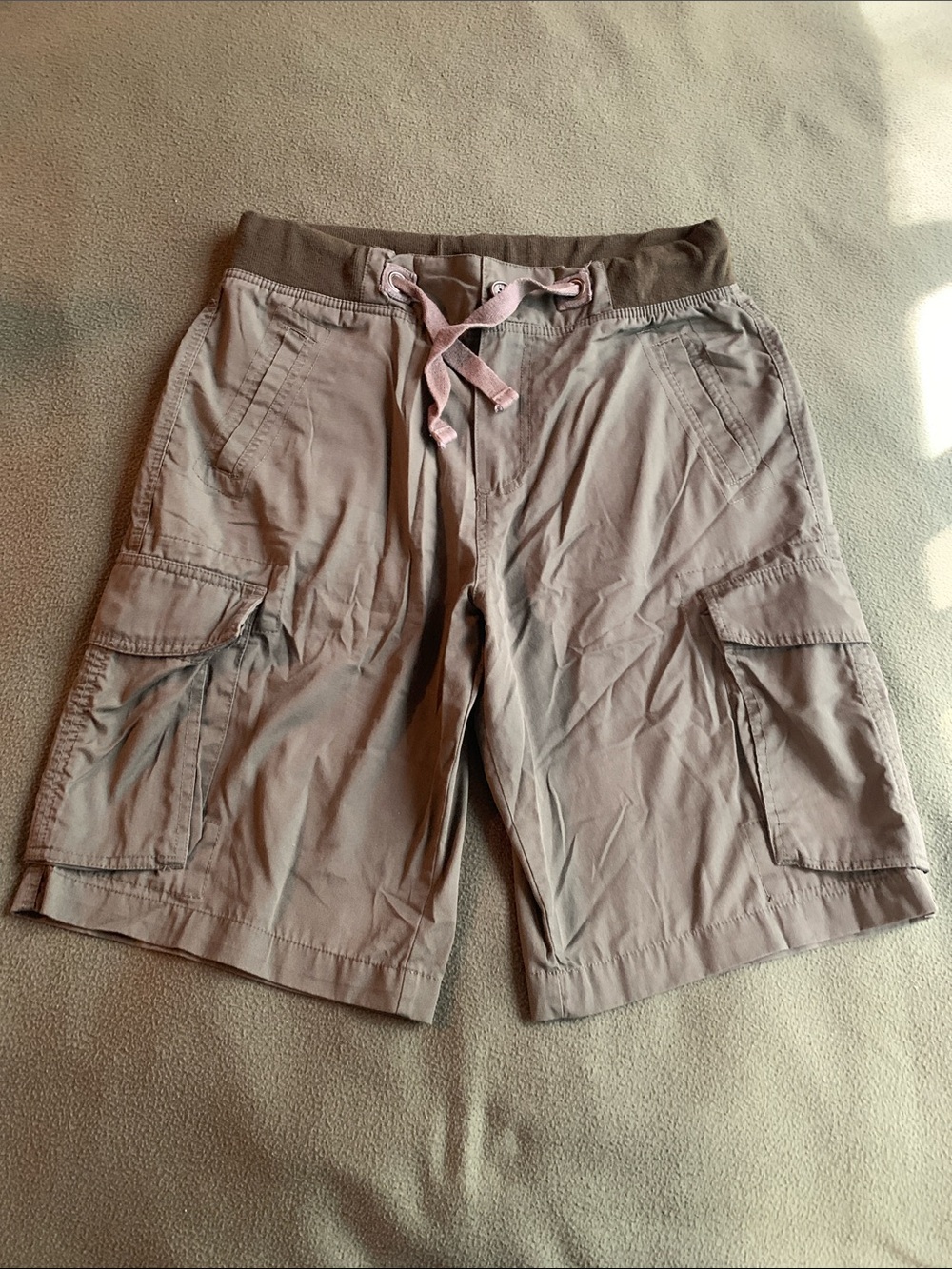 Men’s LR Scoop green cargo shorts. 36 inches. 100% cotton.